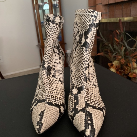 VINCE CAMUTO.  BOOTS - Picture 5 of 8